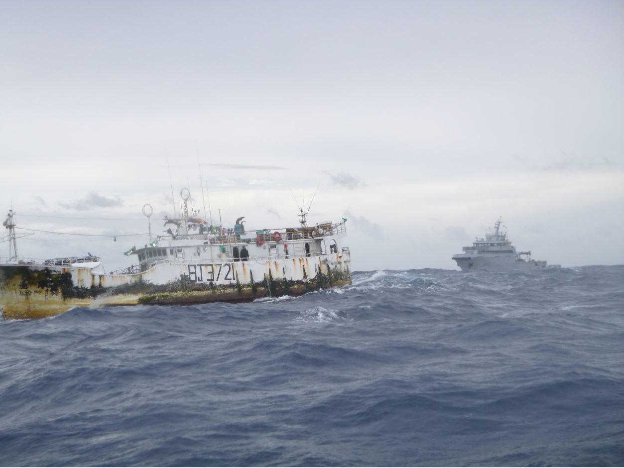 Le BSAOM Bougainville intervient sur un incendie à bord d’un navire de pêche taiwanais 