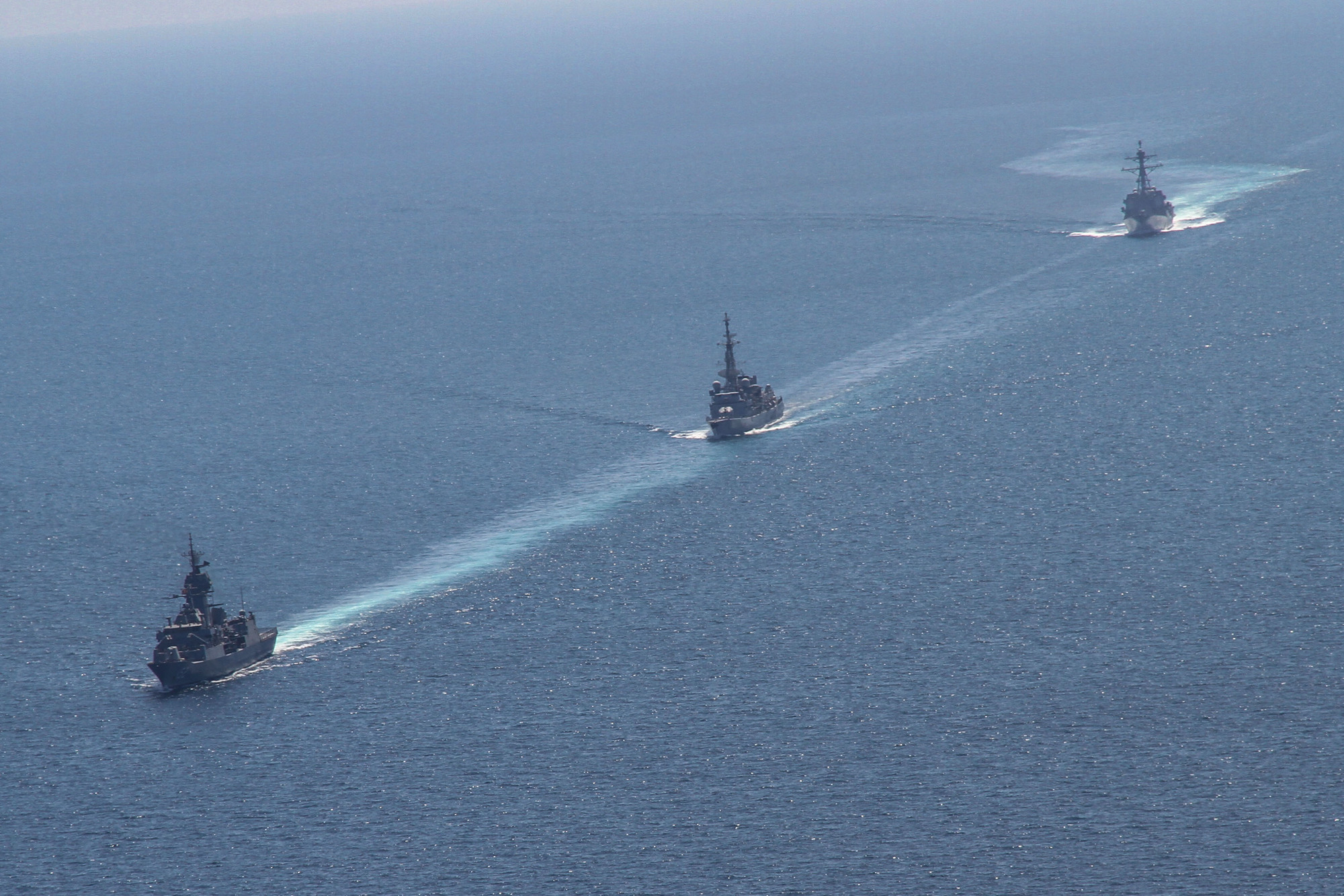 Les frégates française Jean de Vienne, australienne HMAS Warramunga et américaine USS Halsey