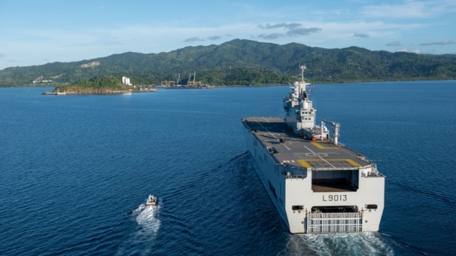 Le porte-hélicoptères Mistral arrive à Mayotte