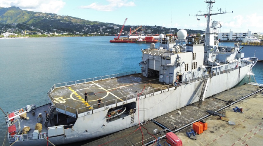 La frégate Prairial au quai des réparations de la base navale de Papeete