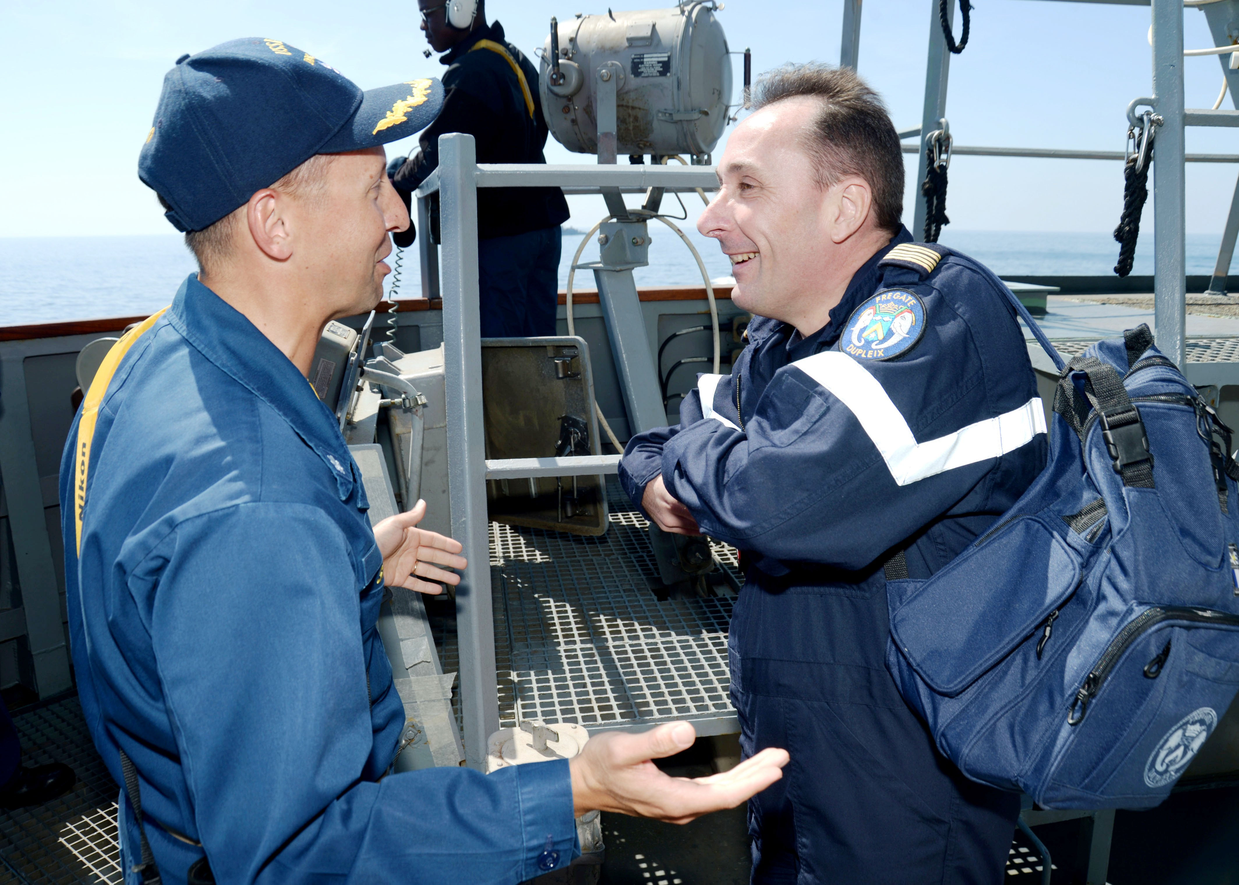 Le Cmdr. John D. Stoner, commandant de l'USS Ramage, discute avec le capitaine de vaisseau Laurent Prost, commandant du Dupleix