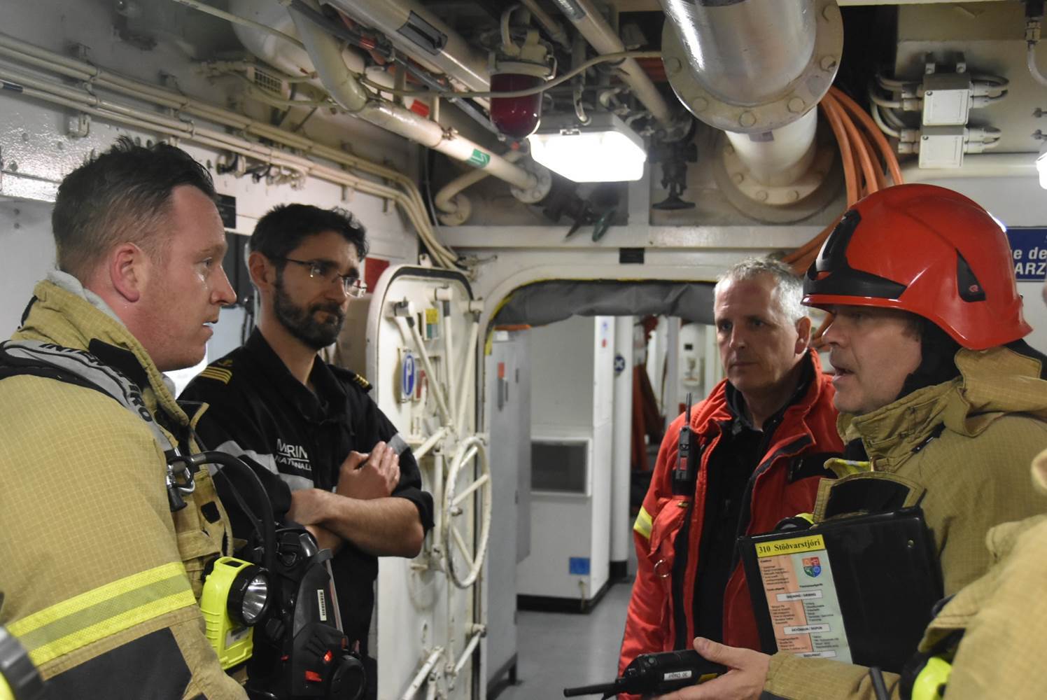 Des sapeurs-pompiers islandais et l'équipage du Primauguet s'entraînent à la lutte contre un incendie