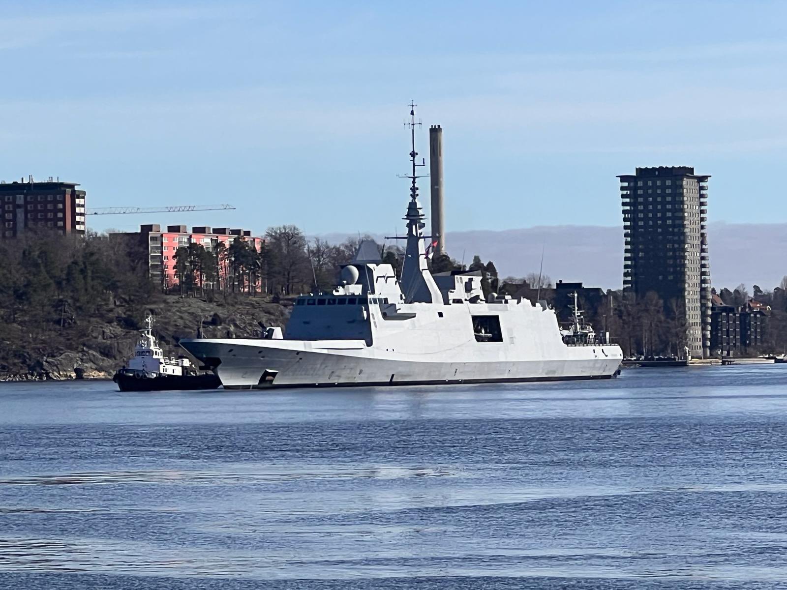 La frégate Normandie arrive dans le port de Stockholm