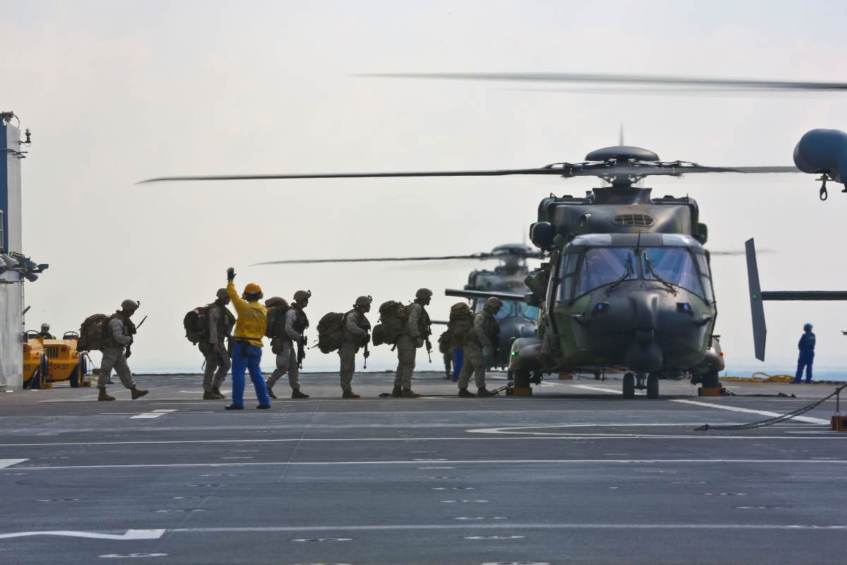 Des Marines embarquent dans des hélicoptères sur le pont du Tonnerre
