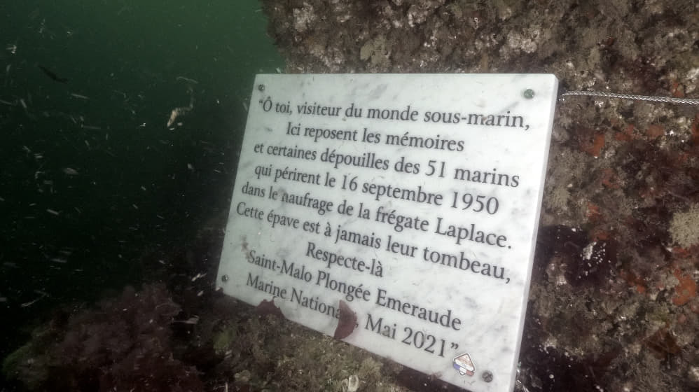 La plaque commémorative immergée sur l’épave de la frégate Laplace