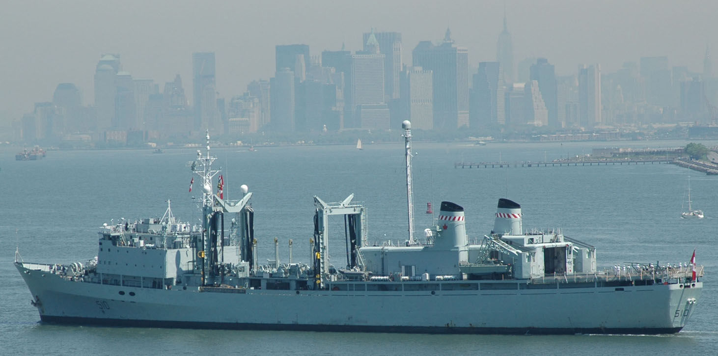 Le pétrolier-ravitailleur canadien HMCS Preserver