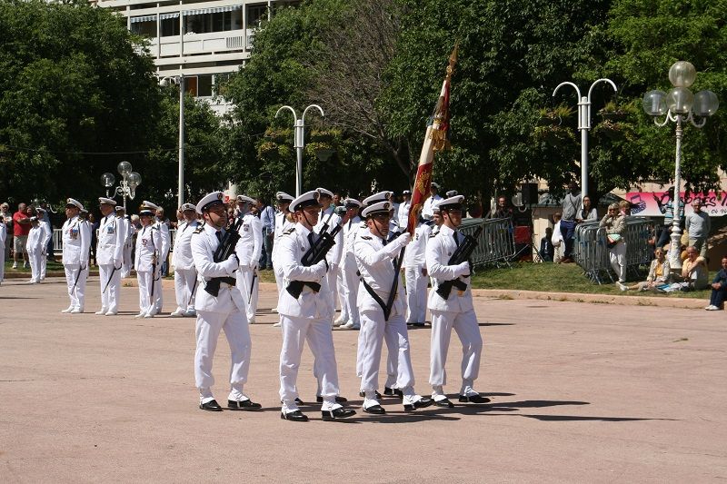 Le drapeau des canoniers marins et sa garde d'honneur