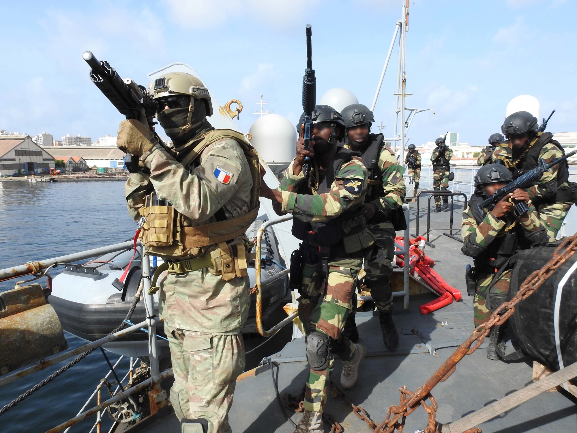 Des commandos-marine franco-sénégalais s’entraînent à bord de l’aviso EV Jacoubet 
