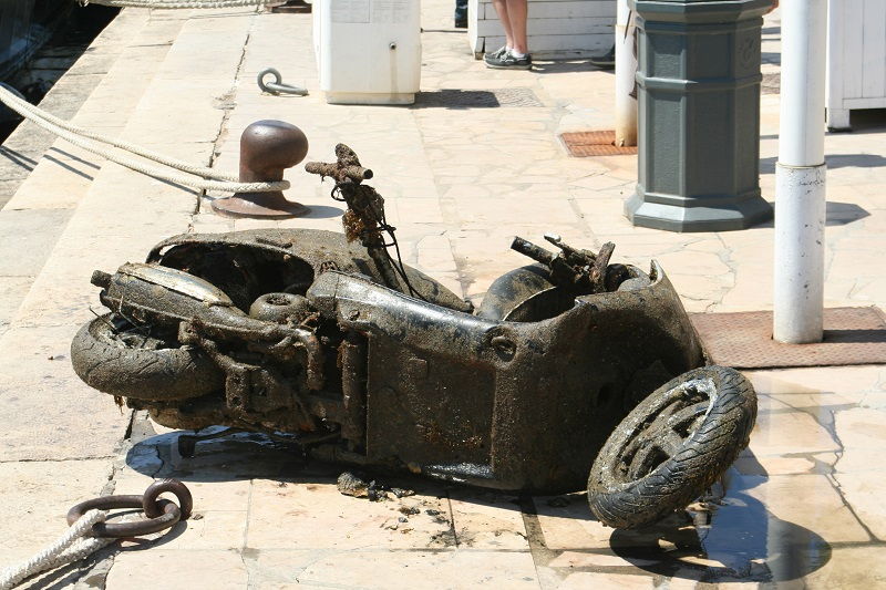 Le scooter posé sur le quai