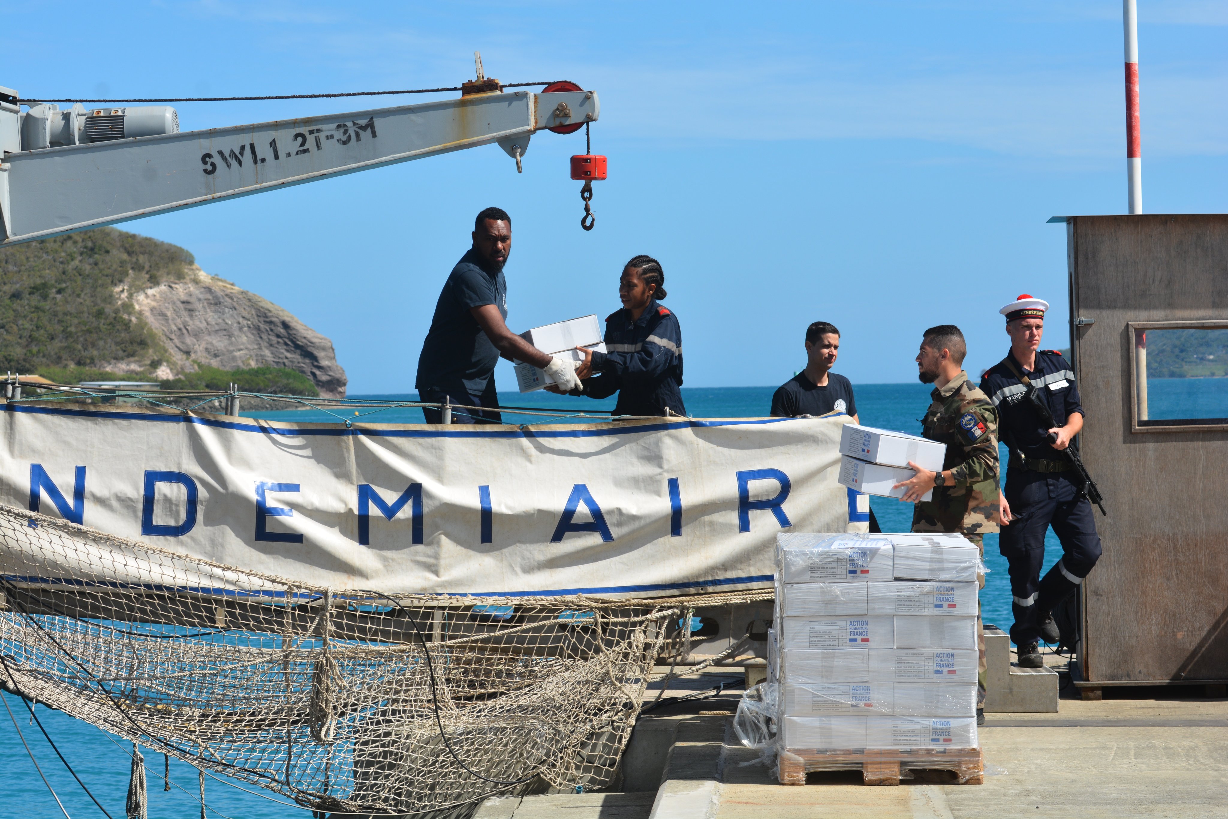 Déchargement du fret humanitaire à Torokina