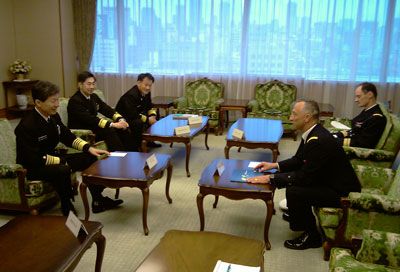 L’amiral commandant la zone maritime de l’Océan Pacifique rencontre le le Chef d’état-major de la marine japonaise
