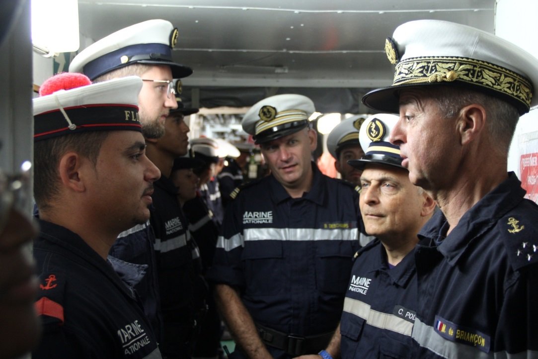 Le commandant de la Force d’action navale s'entretient avec des membres d'équipage du Floréal