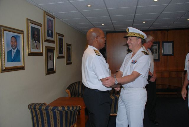 Le contre-amiral Magalefa accueille le contre-amiral Launay