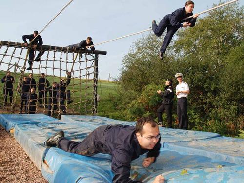 Des officiers de la Royal Navy et de la Marine Nationale s'attaquent au parcours du combattant de la base de Raleigh