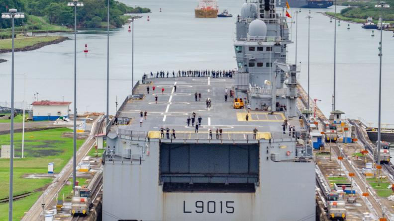 Le porte-hélicoptères Dixmude dans une des écluses du canal de Panama