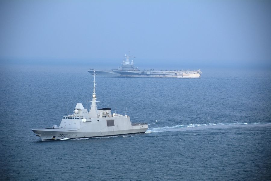 La frégate Provence et le porte-avions Charles de Gaulle