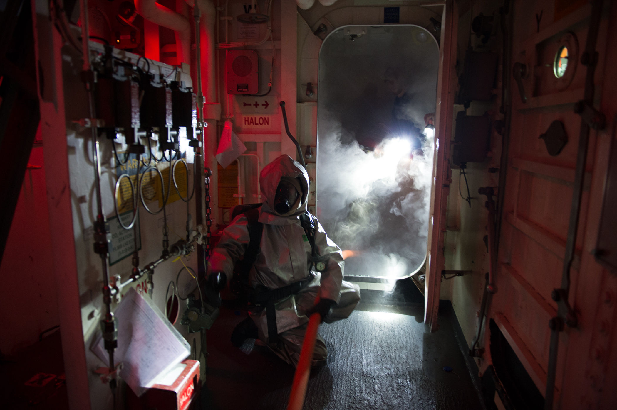 Des marins français participent à un exercice de lutte contre les incendies à bord du destroyer USS Donald Cook