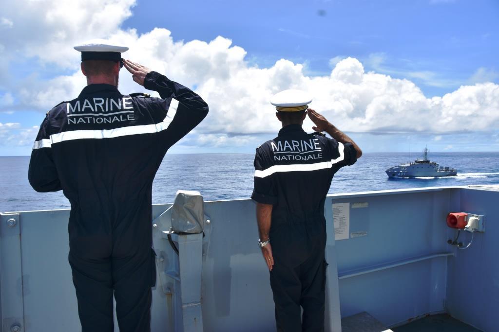 Le BSAOM D’Entrecasteaux effectue un passex au large de l’île de Manus avec le patrouilleur HMPNGS Ted Diro de la marine de Papouasie Nouvelle-Guinée