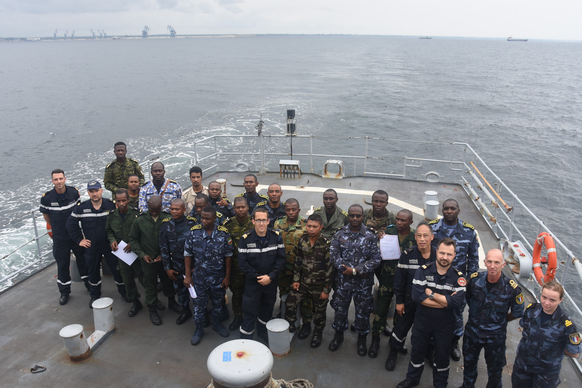 Les élèves-officiers de l’école navale à vocation régionale de Tica à bord du Commandant Bouan
