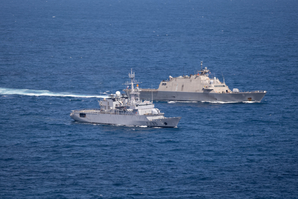 Le patrouilleur USS Sioux City de l'US Navy et la frégate Germinal