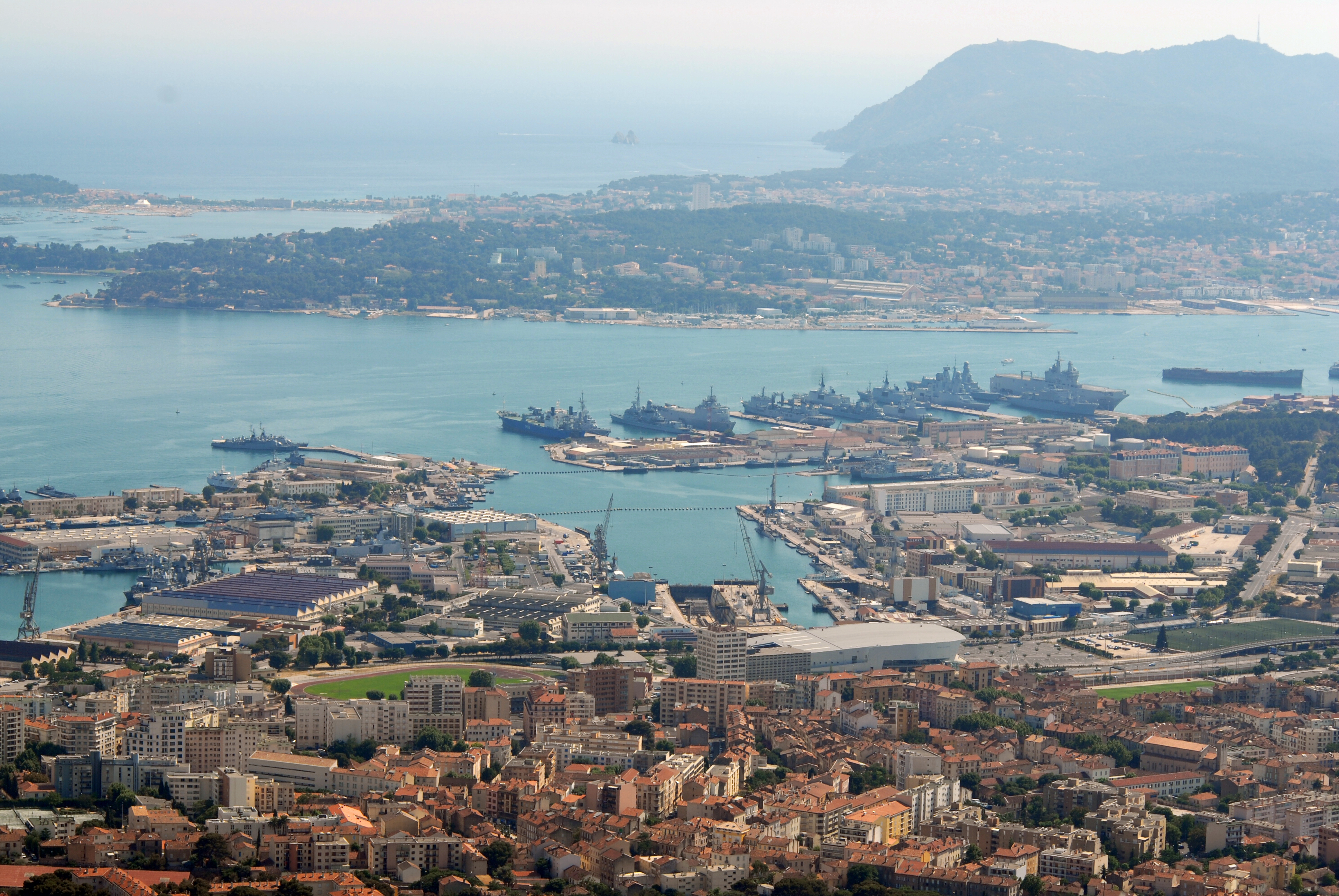 Le port militaire de Toulon depuis le Mt Faron