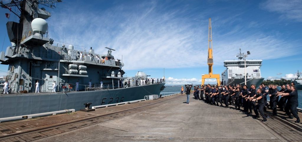 La frégate britannique HMS Montrose accueillie à Auckland par un haka