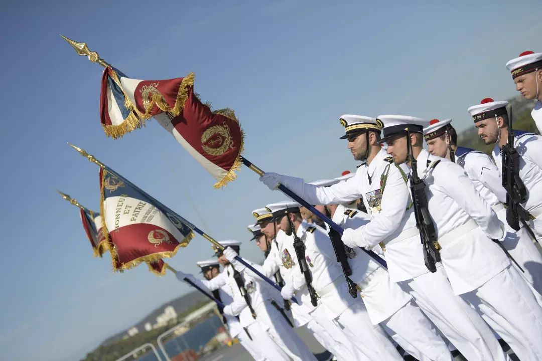 Le drapeau «Sous-marins» et sa garde d'honneur