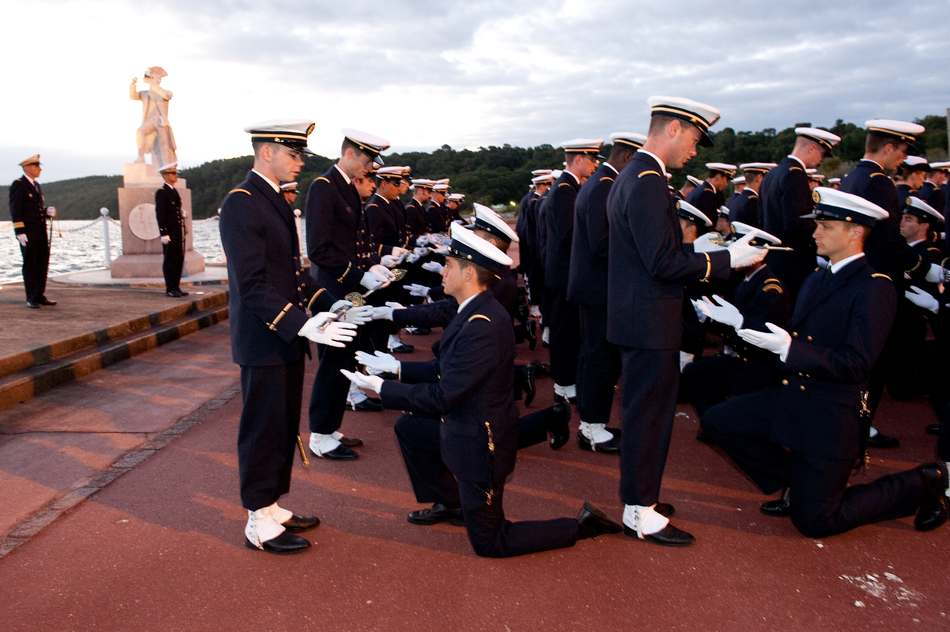 La cérémonie de remise des sabres aux élèves officiers de la promotion 2010