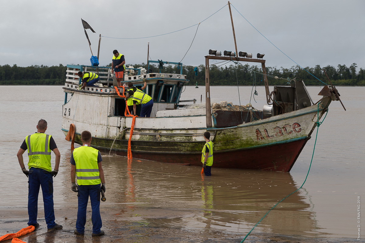 Une tapouille (bateau de pêche brésilien) surpris en pêche illégale