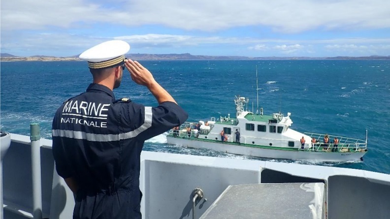 Le patrouilleur côtier malgache Malaky et le BSAOM Champlain