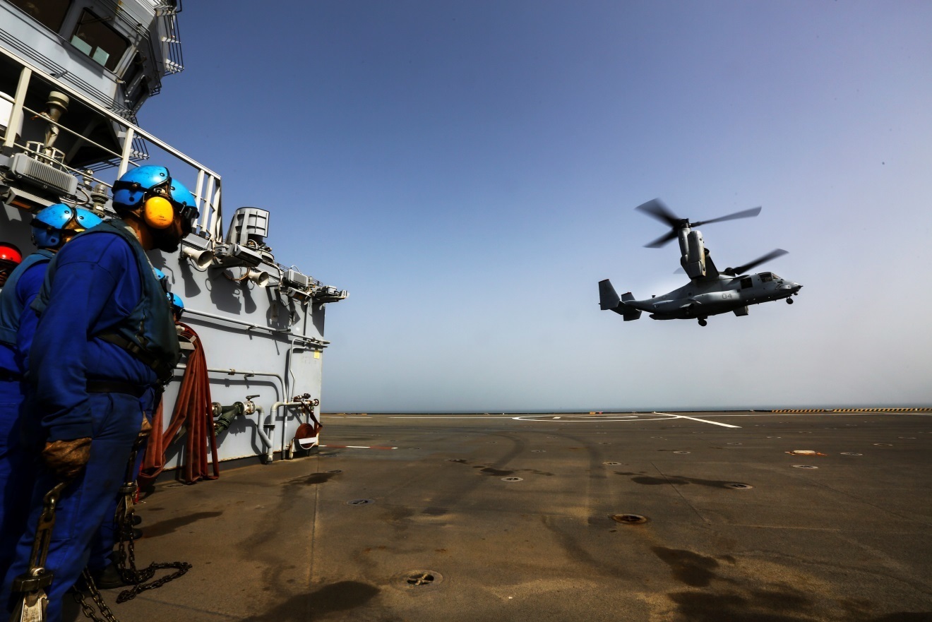 Un hélicoptère Osprey-MV22 des Marines sur le pont du BPC Tonnerre