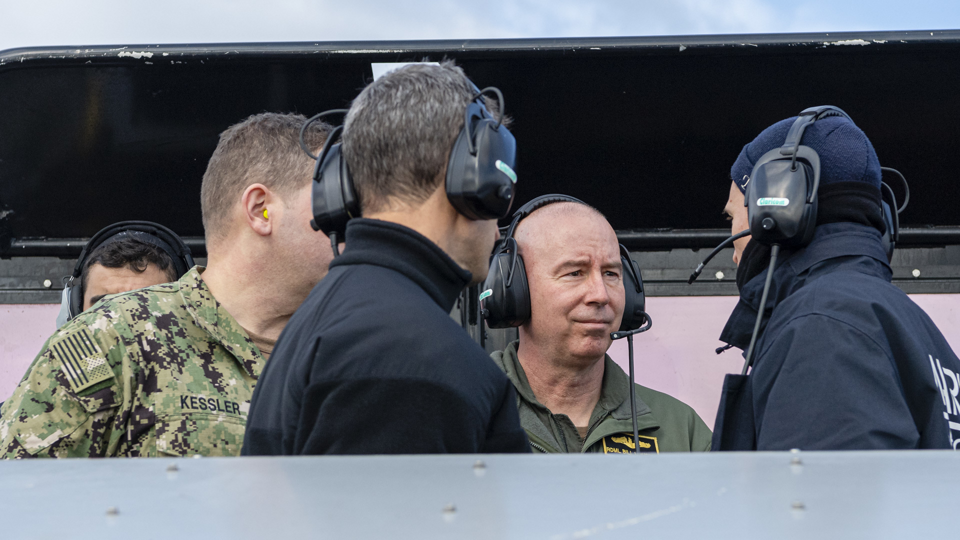 Le contre-amiral américain William J. Houston assiste aux décollages sur le pont du Charles de Gaulle
