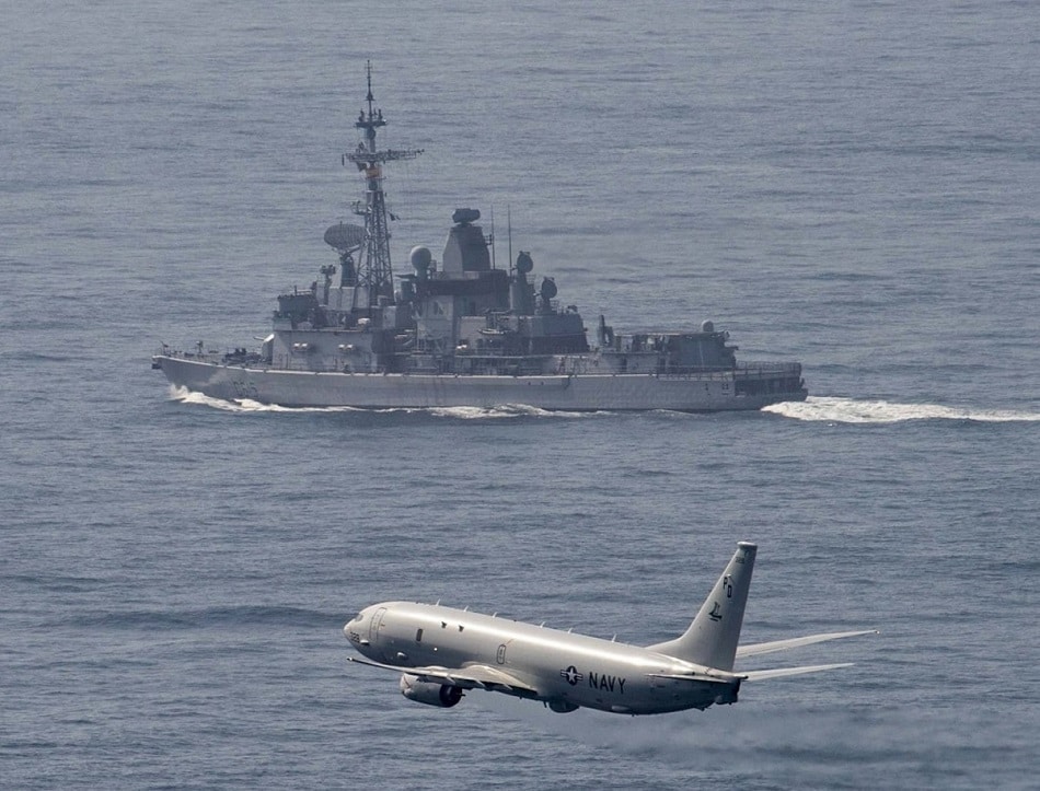La frégate Jean-Bart survolée par un avion de patrouille maritime P-8 Poseidon de l'US Navy