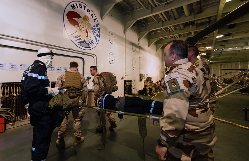Exercice de brancardage d'un blessé à bord du Mistral