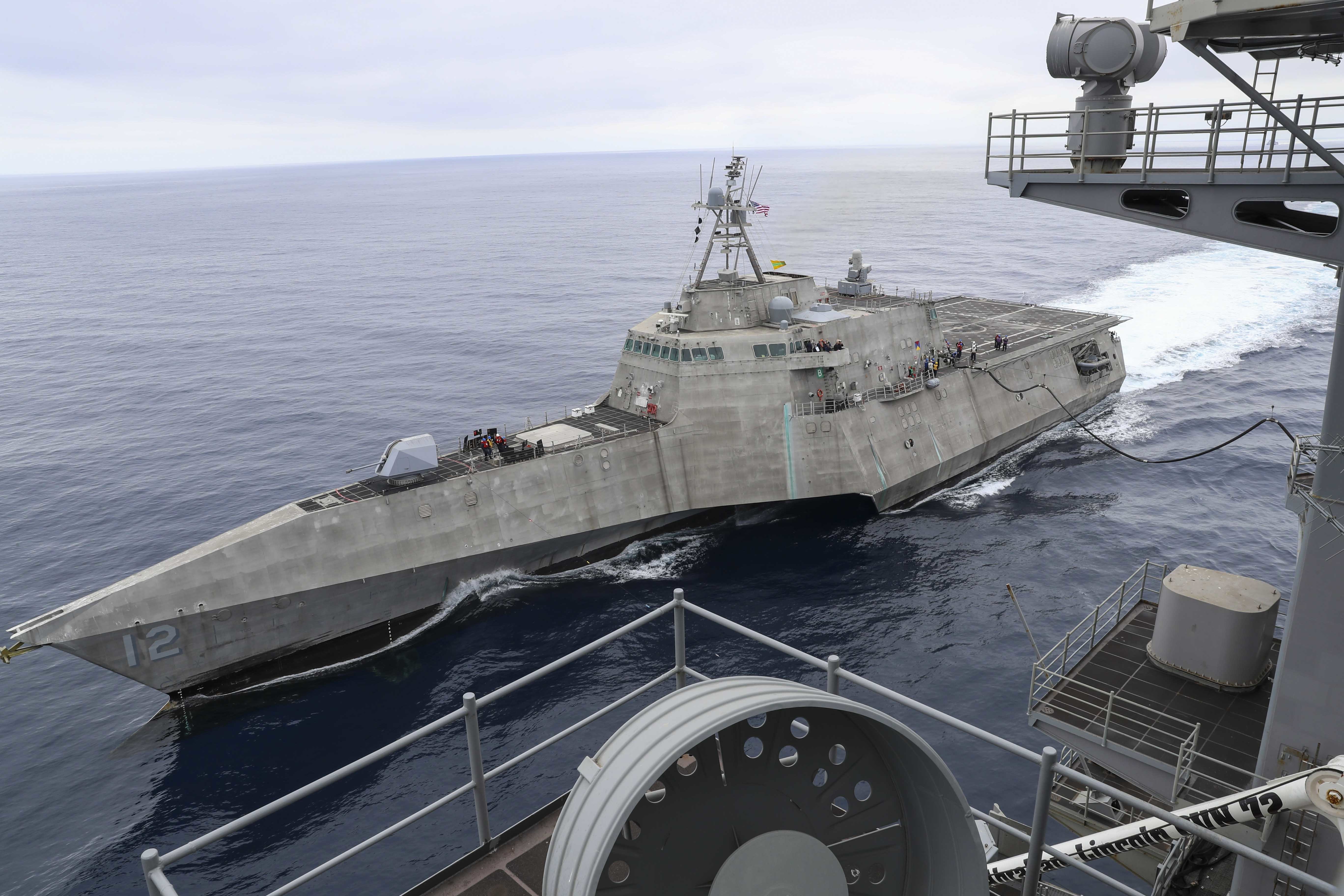 L'USS Omaha simule un ravitaillement à la mer