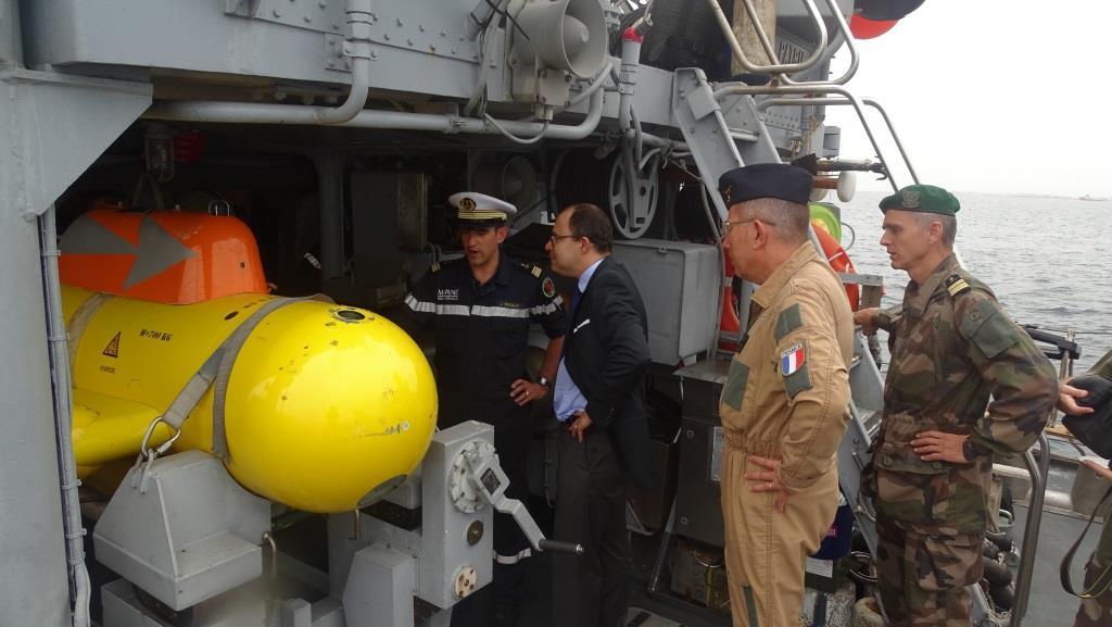 Arnaud Guillois, ambassadeur de France à Djibouti et le général de division aérienne Eric Gernez, commandant les forces françaises stationnées à Djibouti, visitent le Capricorne