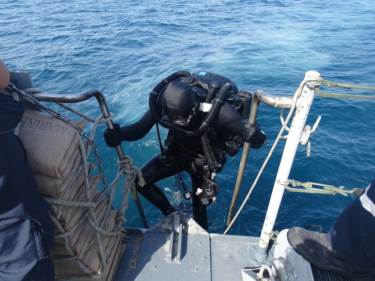 Mise à l'eau d'un plongeur-démineur depuis un chasseur de mines
