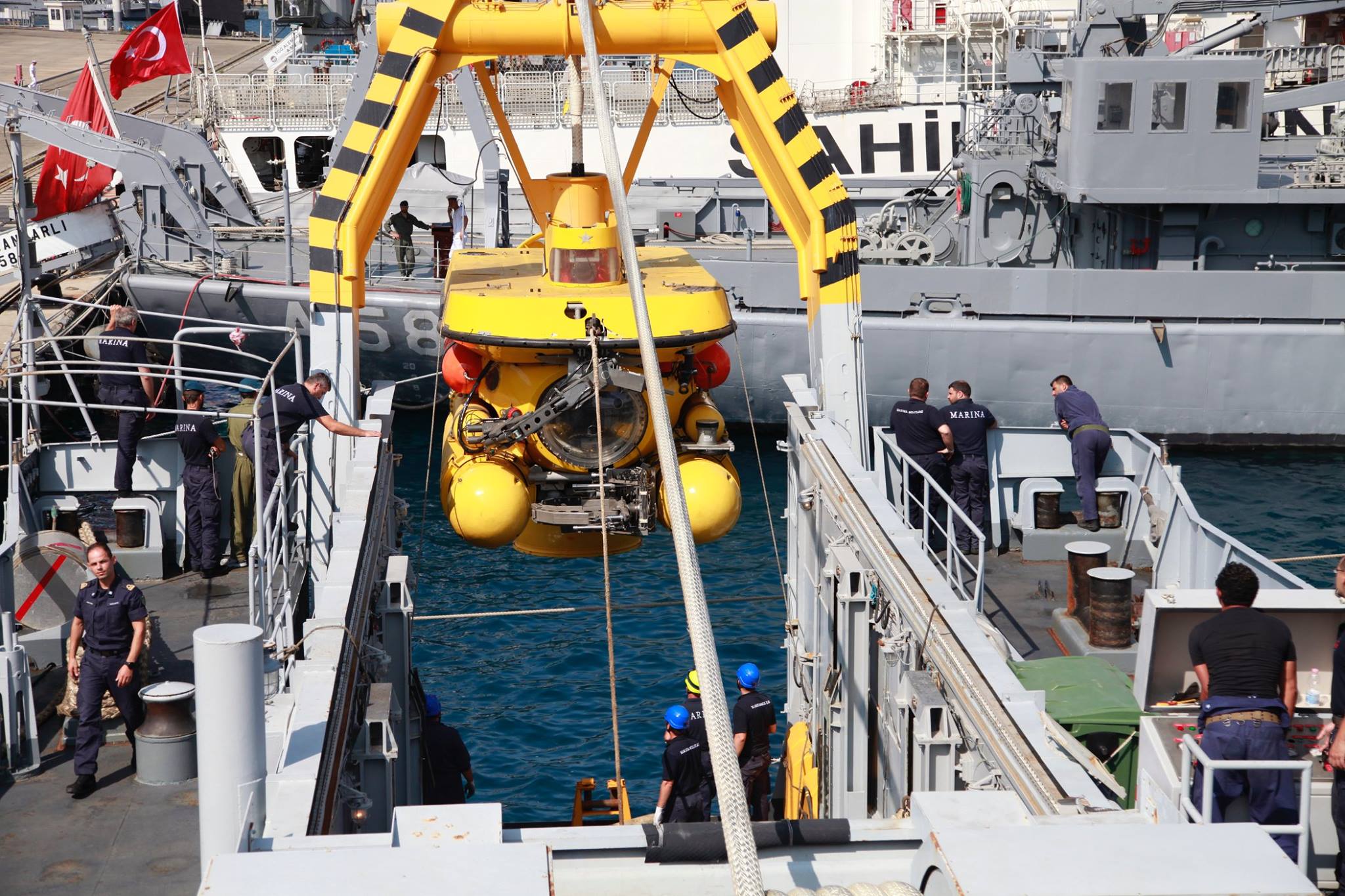Le navire de sauvetage italien ANteo se prépare à mettre à l'eau un submersible de sauvetage