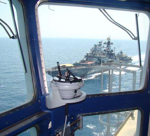 Le destroyer russe ami­ral Lev­chenko se présente pour un ravitaillement à la mer