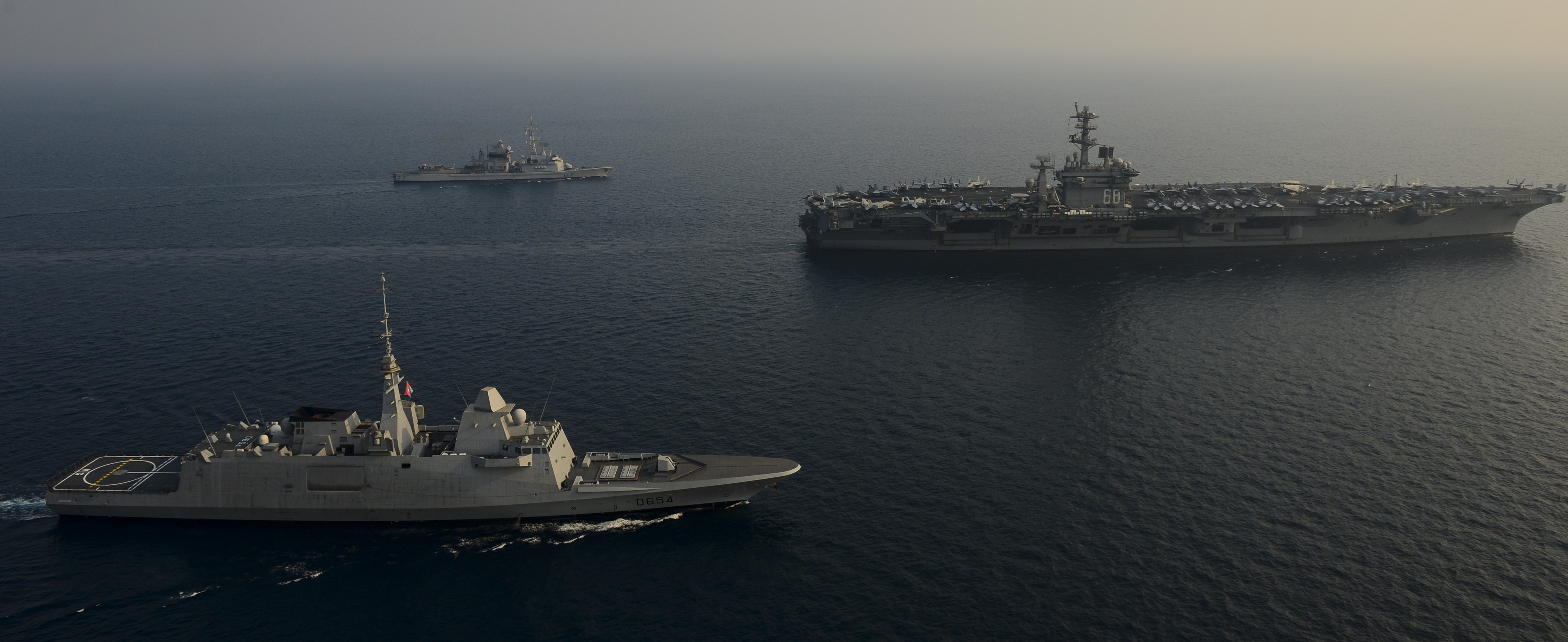 Le porte-avions américain USS Nimitz, la frégate de défense aérienne Jean Bart et la frégate Auvergne dans le golfe Arabo-Persique