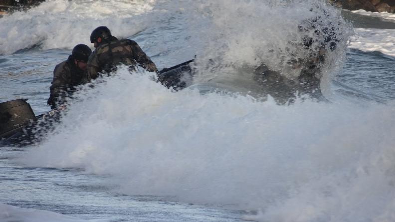 Une embarcation de fusiliers-marins s'approche d'une plage