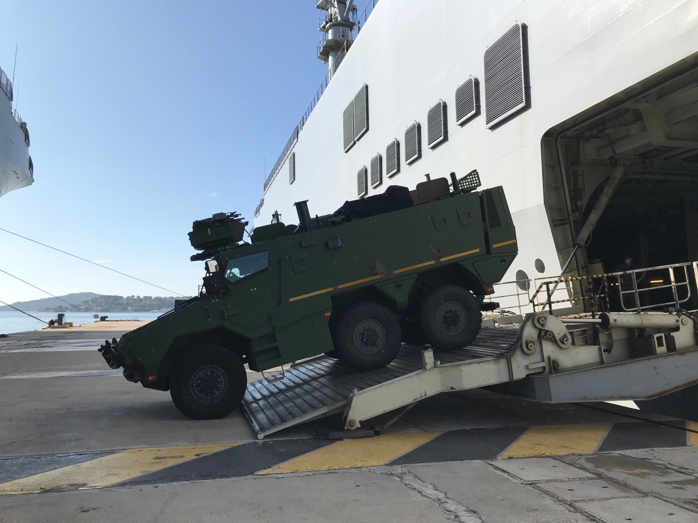 Tests d’embarquement des véhicules Griffon de l’armée de terre à bord du porte-hélicoptères Mistral