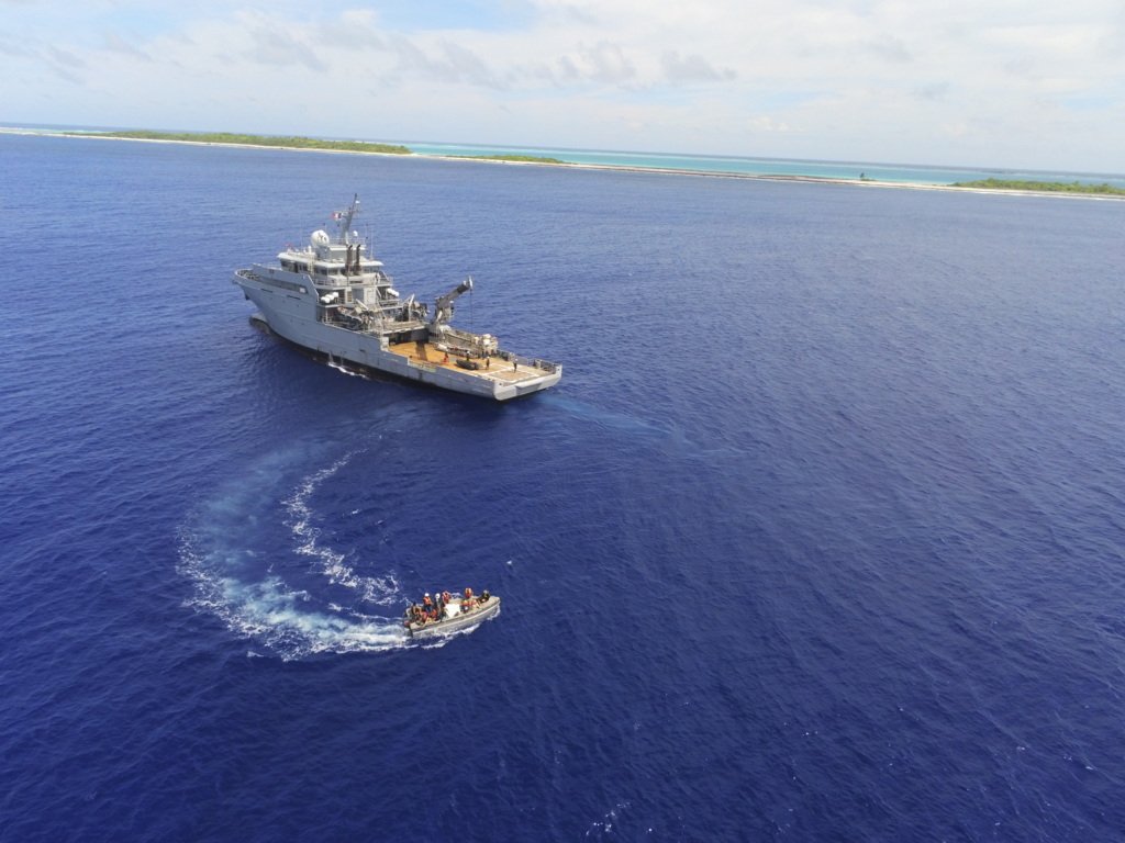Le Bougainville au large de l'atoll de Rangiroa