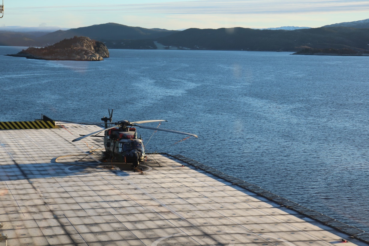 Un hélicoptère sur le pont du BPC Dixmude