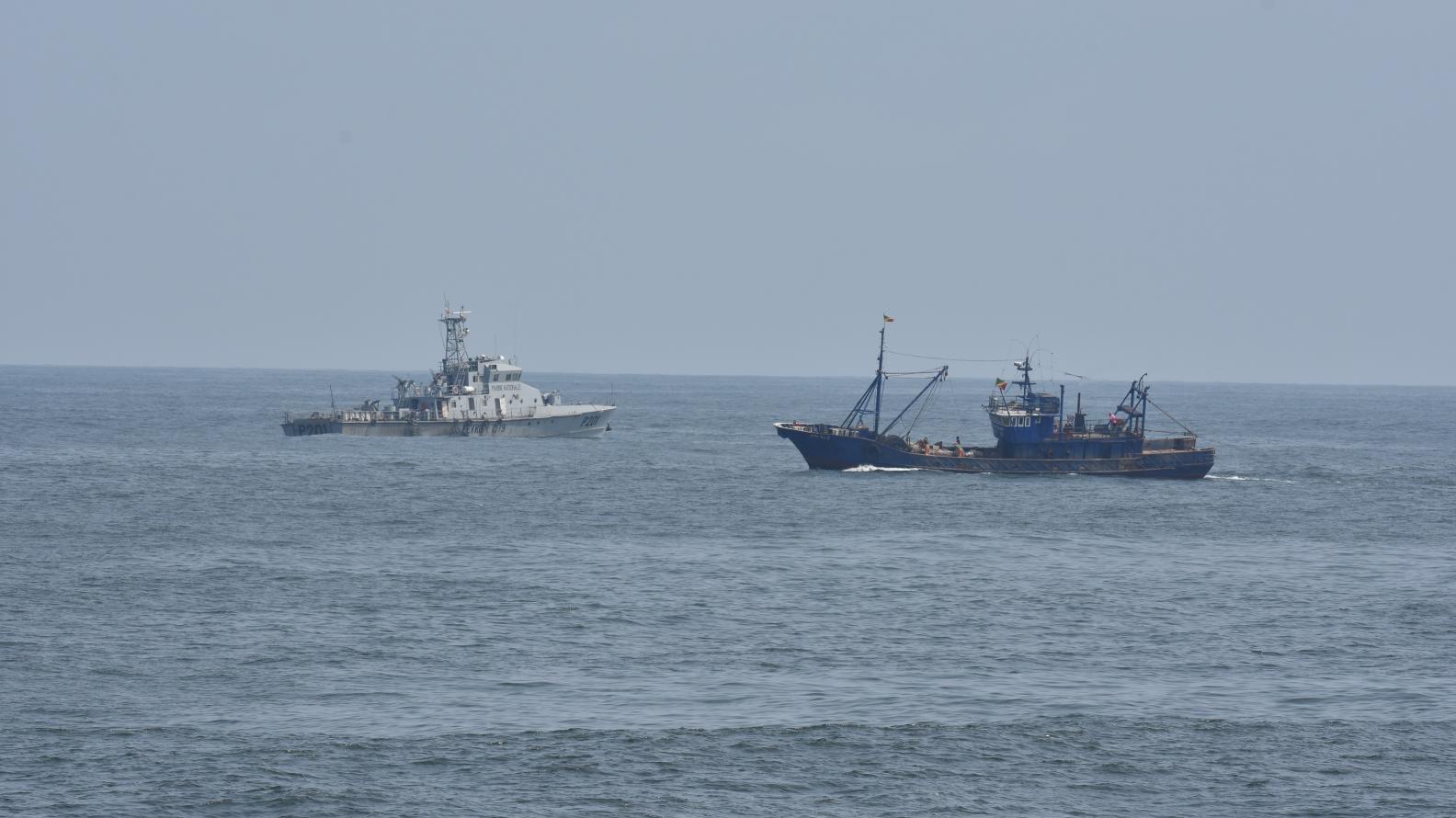 Le patrouilleur congolais P201 et un bateau de pêche