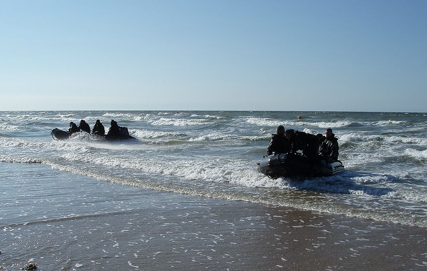 Les fusiliers-marins arrivent sur la plage