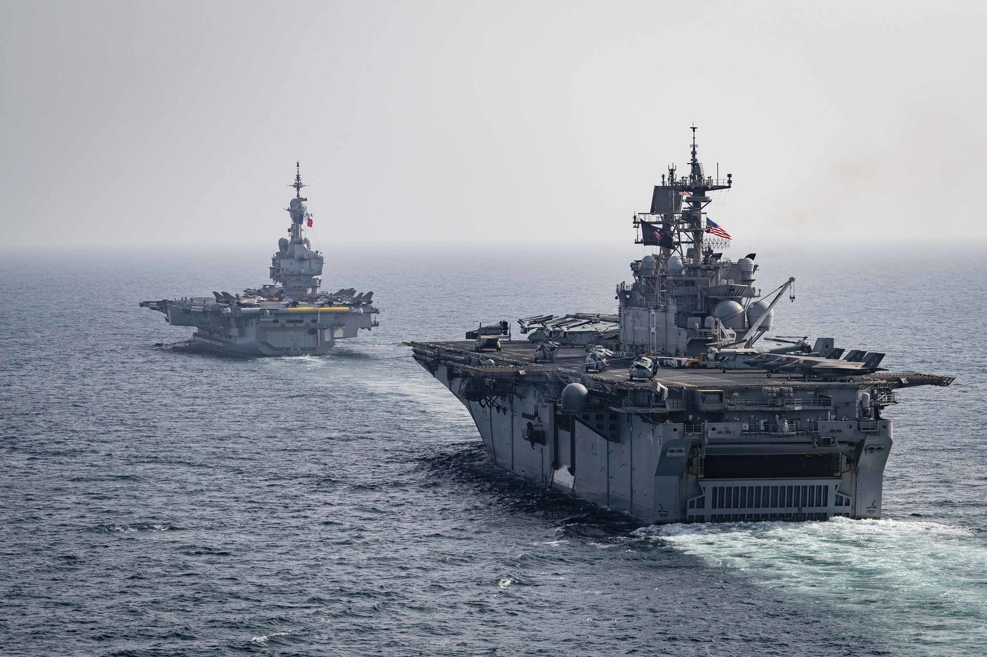 Le porte-hélicoptères d’assaut américain USS Makin Island et le porte-avions Charles de Gaulle
