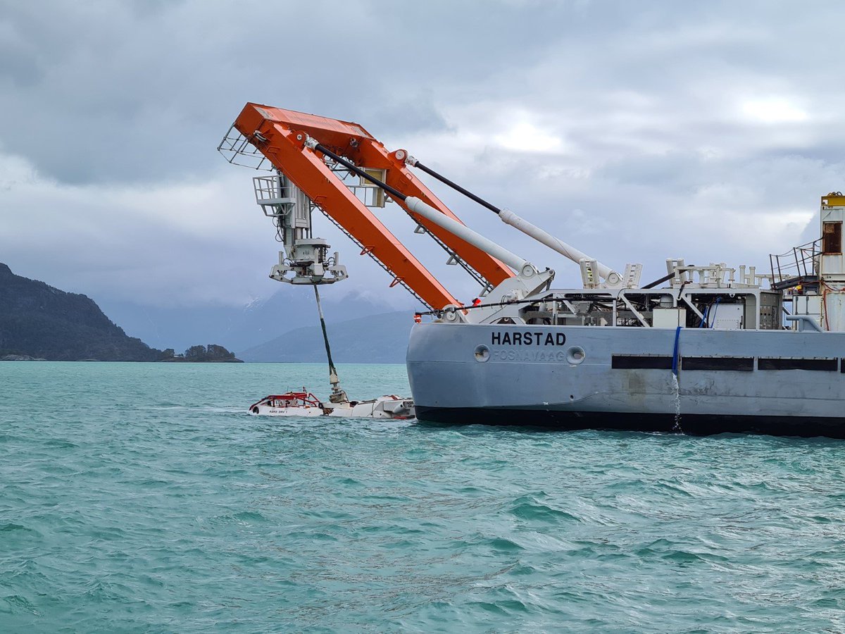 Le navire des garde-côtes norvégiens KV Harstad, bâtiment support du NSRS