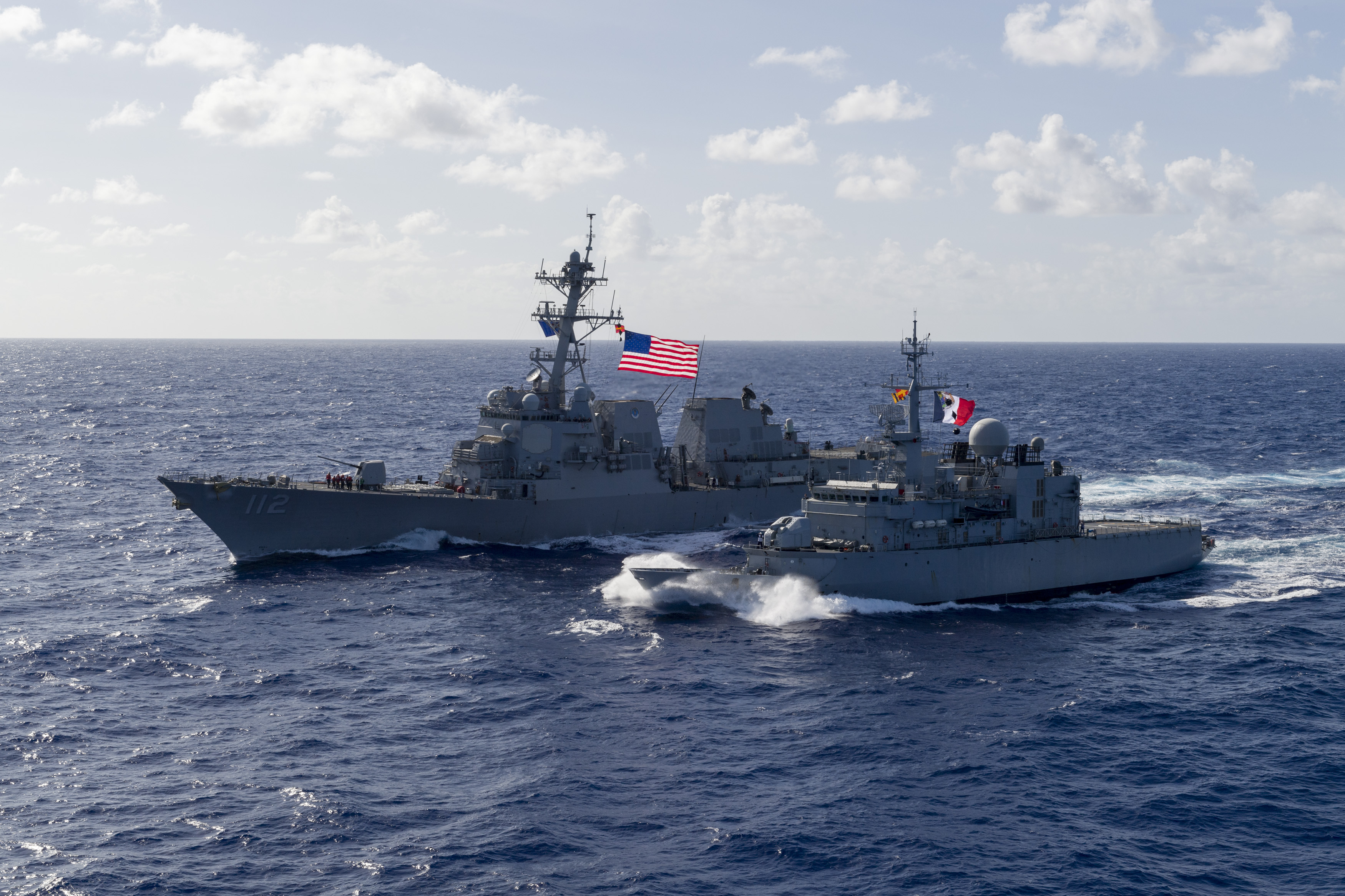 Le Vendémiaire et le destroyer USS Michael Murphy