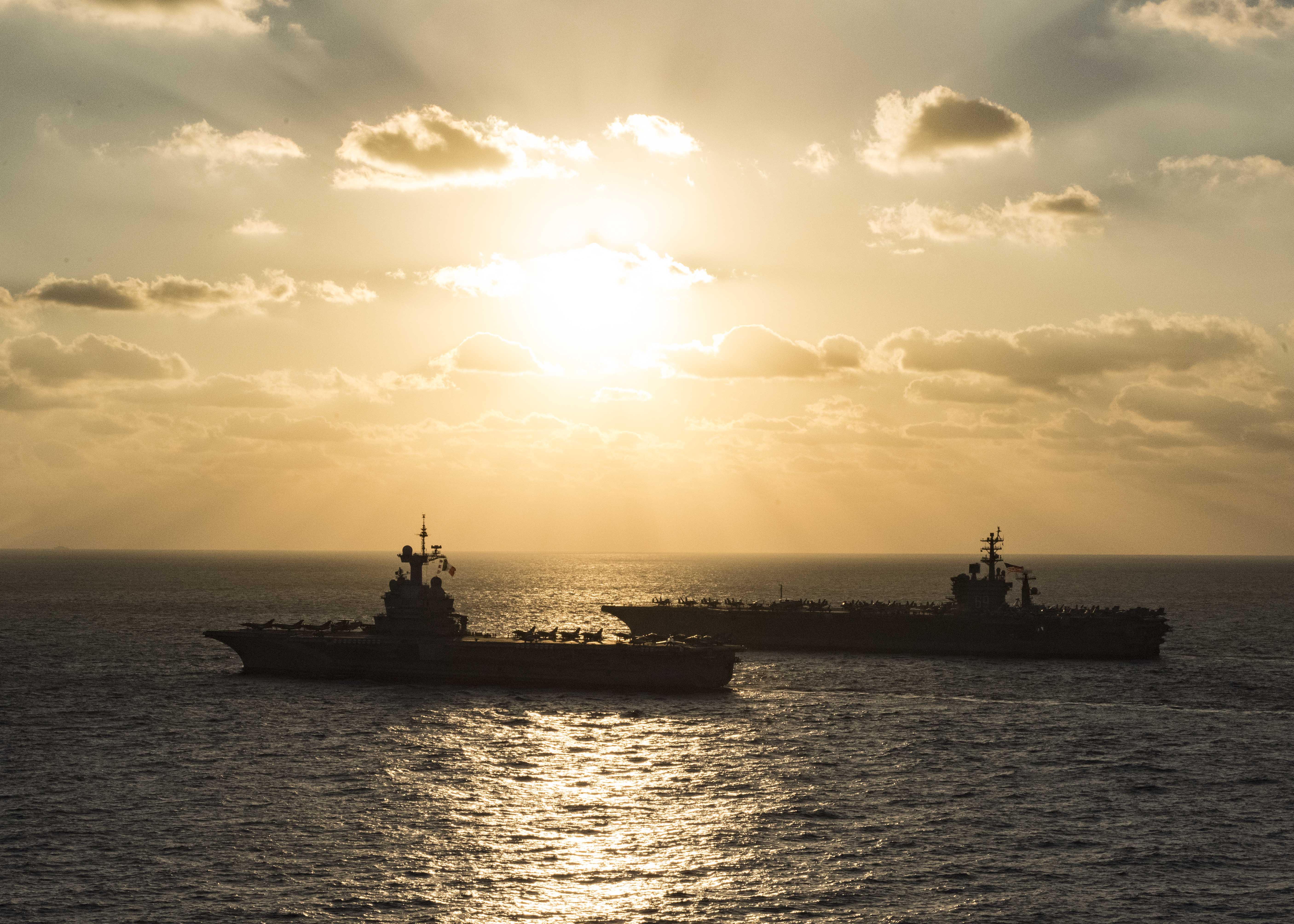 Le porte-avions Charles de Gaulle et l'USS Dwight D. Eisenhower